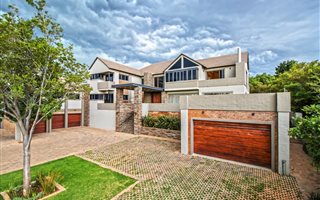 9 Bedroom House in Silver Lakes Golf Estate