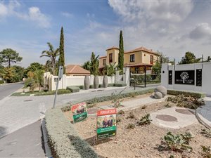 1005 m² Land available in Parel Vallei
