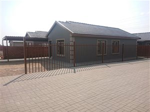 3 Bed House in Mandela View