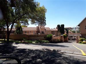 3 Bed Apartment in Paulshof
