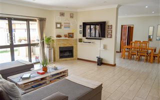 4 Bedroom House in Hazeldean (Silverlakes Surroundings)