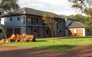 8800 m² Smallholding in Van Der Hoff Park