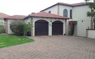 3 Bedroom Cluster in Ruimsig Country Estate