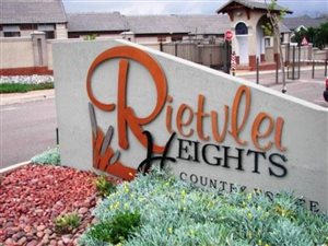 990 m² Land available in Rietvlei Heights Country Estate