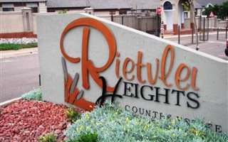 990 m² Land available in Rietvlei Heights Country Estate