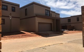 4 Bedroom Cluster in Marais Steyn Park