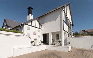 8 Bedroom House in Somerset West Central