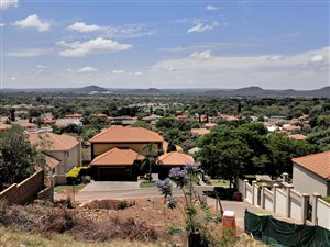 1090 m² Land available in Ninapark