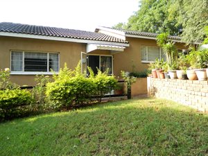 6 Bedroom House in Waterkloof Ridge