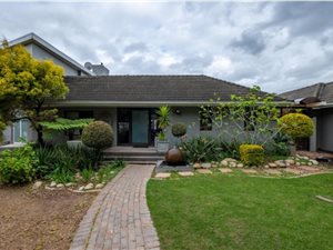6 Bed House in Durbanville Central