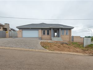 3 Bed House in Dana Bay