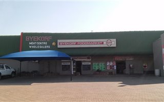 3100 m² Retail Space in Kameeldrift West