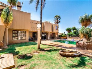 6 Bed House in Kloofendal