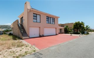 3 Bedroom House in Diaz Beach