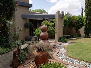 5 Bed House in Jim Fouche Park