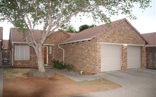 2 Bedroom Simplex in Pierre van Ryneveld