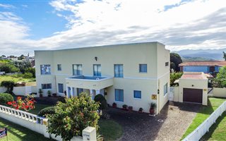 4 Bedroom House in Plettenberg Bay