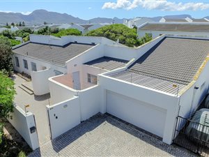4 Bedroom House in Marina Da Gama