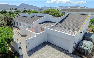 4 Bedroom House in Marina Da Gama