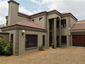 4 Bed House in Ruimsig Country Estate