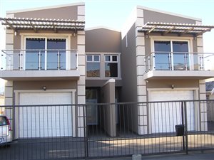 8 Bed House in Gordons Bay Central