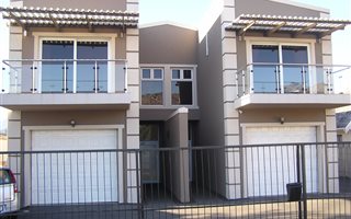 8 Bedroom House in Gordons Bay Central