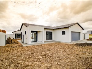 4 Bed House in Silver Lakes