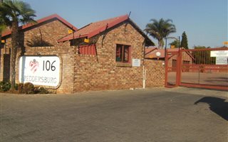 2 Bedroom Townhouse in Rooihuiskraal North