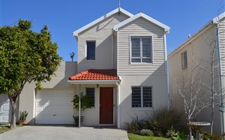 2 Bedroom Townhouse in Sir Lowrys Pass