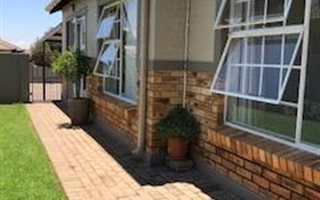 3 Bedroom Simplex in Heuwelsig Estate