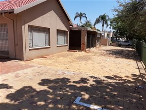300 m² Commercial space in Magalieskruin