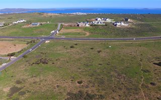 2 ha Land available in Long Acres