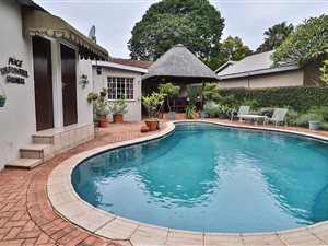 7 Bed House in White River Central