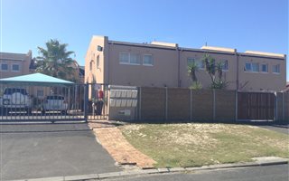 3 Bedroom House in Bloubergrant