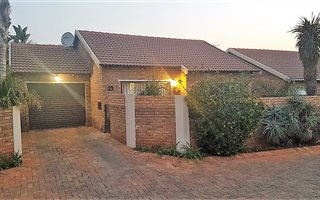 2 Bedroom Simplex in Weltevreden Park