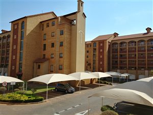 2 Bed Apartment in Die Hoewes