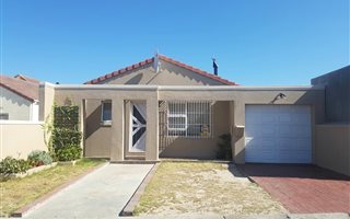 3 Bedroom House in Strandfontein