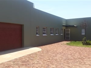 2.2 ha Land available in Kameeldrift West