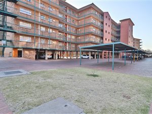 3 Bed Apartment in Die Hoewes