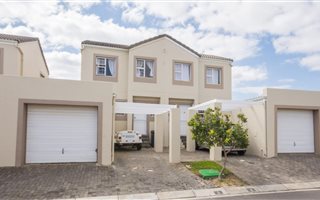 2 Bedroom House in Sir Lowrys Pass