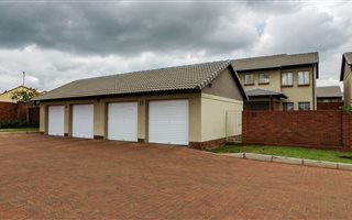 4 Bedroom Duplex in Mooikloof Ridge