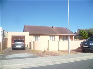 4 Bedroom House in Strandfontein