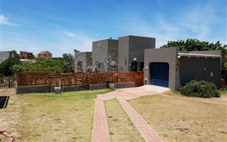 3 Bedroom House in Beachview