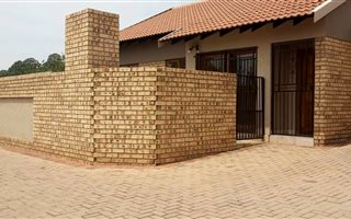 2 Bedroom Townhouse in Middelburg South