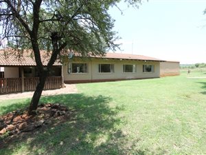 11 Bed House in Lanseria and surrounds