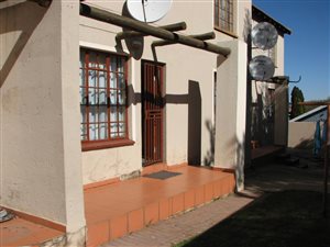 2 Bed Townhouse in Roodepoort West
