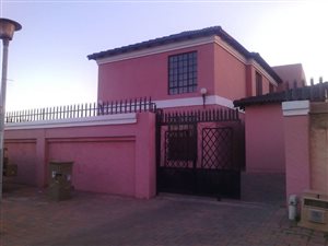 11 Bed House in Rabie Ridge