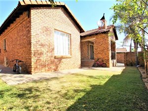 3 Bed Townhouse in Amberfield Manor
