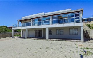 5 Bedroom House in Yzerfontein