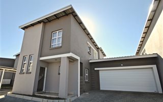 3 Bedroom Townhouse in Eagle Canyon Golf Estate
